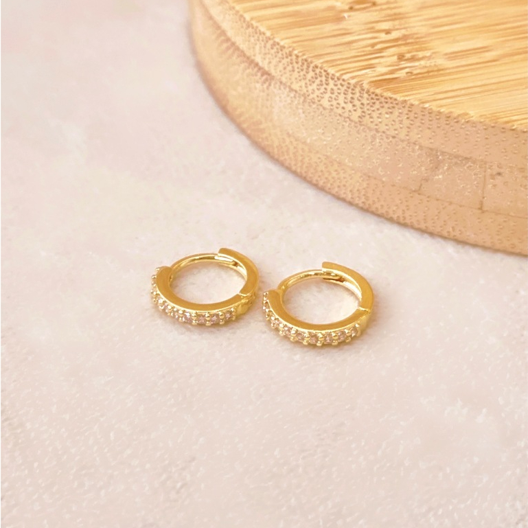 Brinco de Argolinha Cravejada P, M ou G Folheado a Ouro 18K - Hipoalergênico em Oferta na Shopee