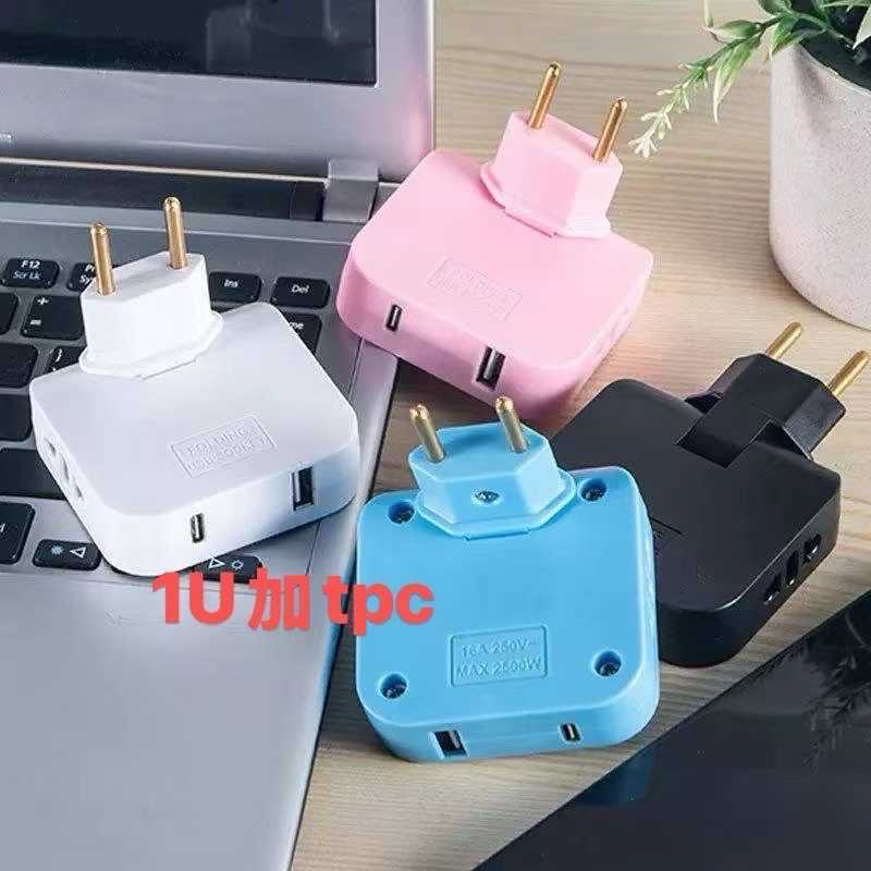 Adaptador de tomada com portas USB e USB-C, geralmente usado para carregar dispositivos eletrônicos.