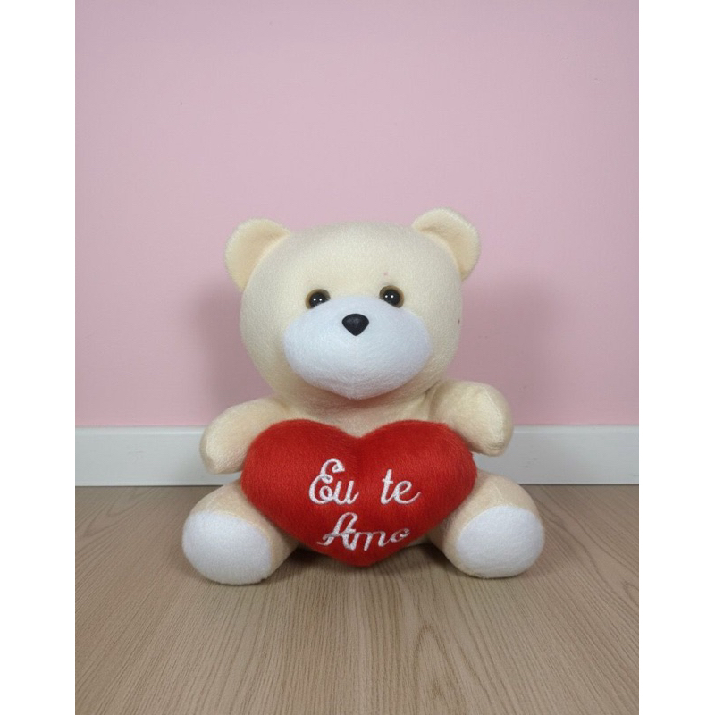 Ursinho de pelúcia 20 cm com coração escrito “eu te amo “