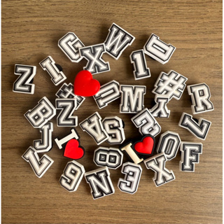 Aplique Emborrachado de Letras e Números com Adaptador para Calçado em Oferta na Shopee