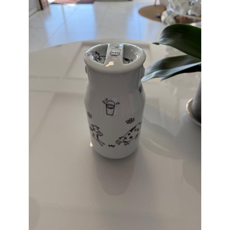 Tarro de leite em porcelana