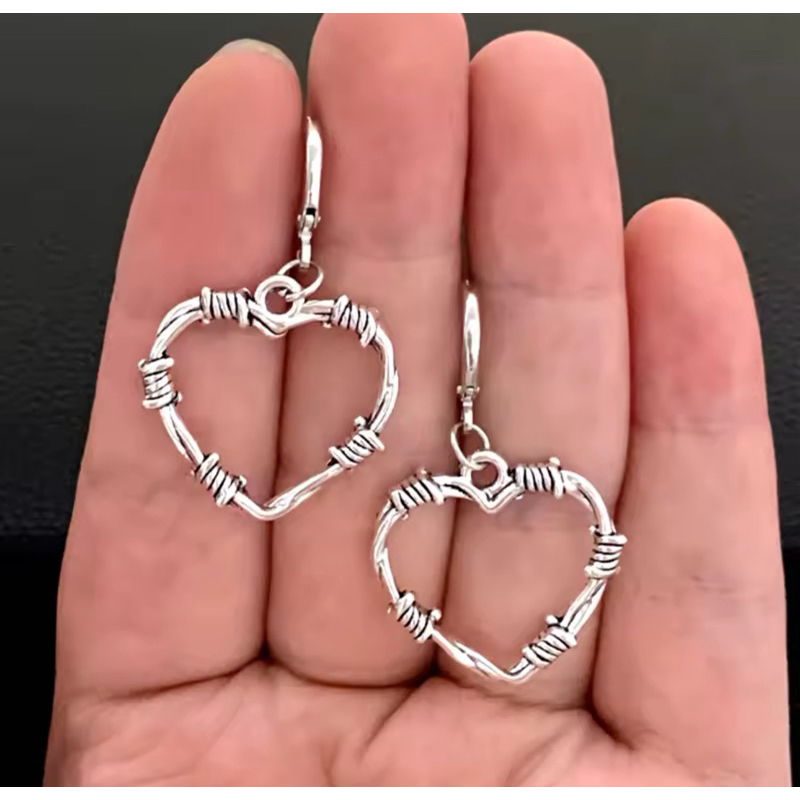 Brinco de Argola Coraçao Arame Farpado - Argola em Aço inoxidavel com pingente de coração em ferro em Oferta na Shopee
