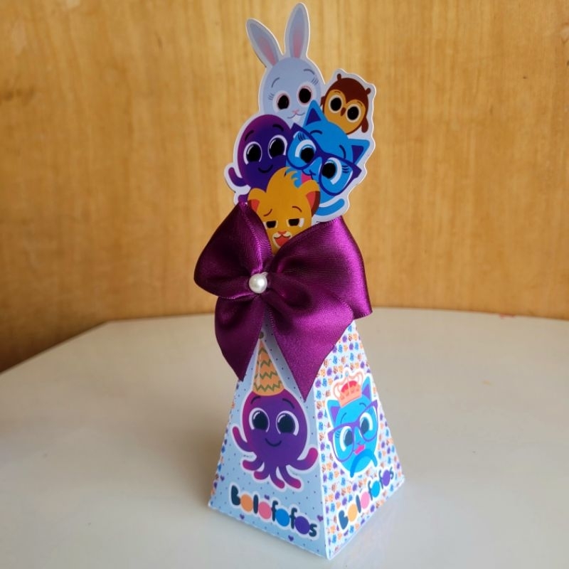 caixa cone ,piramide do Bolofofo Lilas,caixinha personalizada para lembrancinha de mesa de aniversario infantil de menin