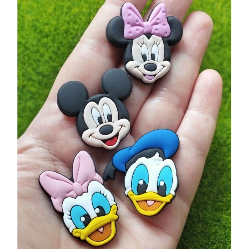 Pin Botton Enfeite Babuche Fofo Mickey e Amigos Disney Kit 4und em Oferta na Shopee
