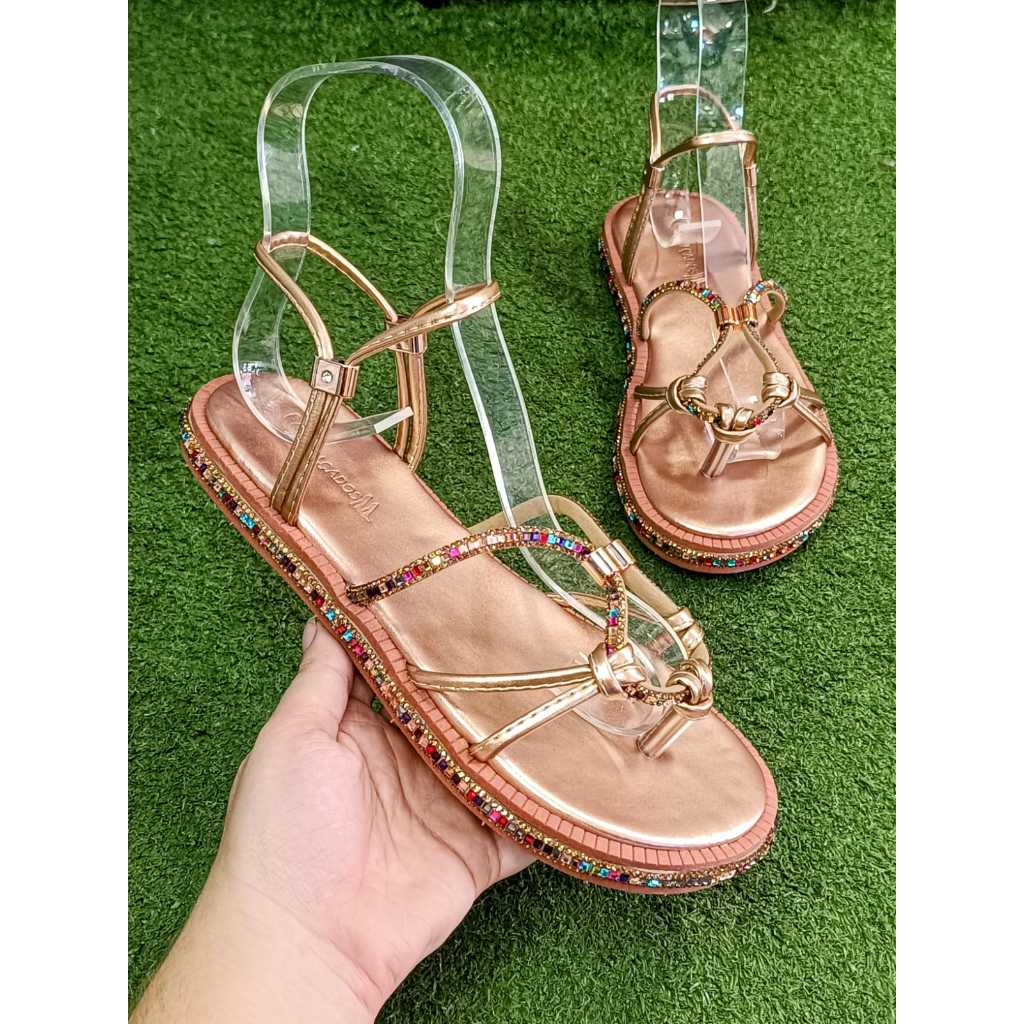 Papete Feminina Rasteira Chinelo Metalizada com Tiras de Strass e Pedrarias – Conforto e Estilo - Lançamento