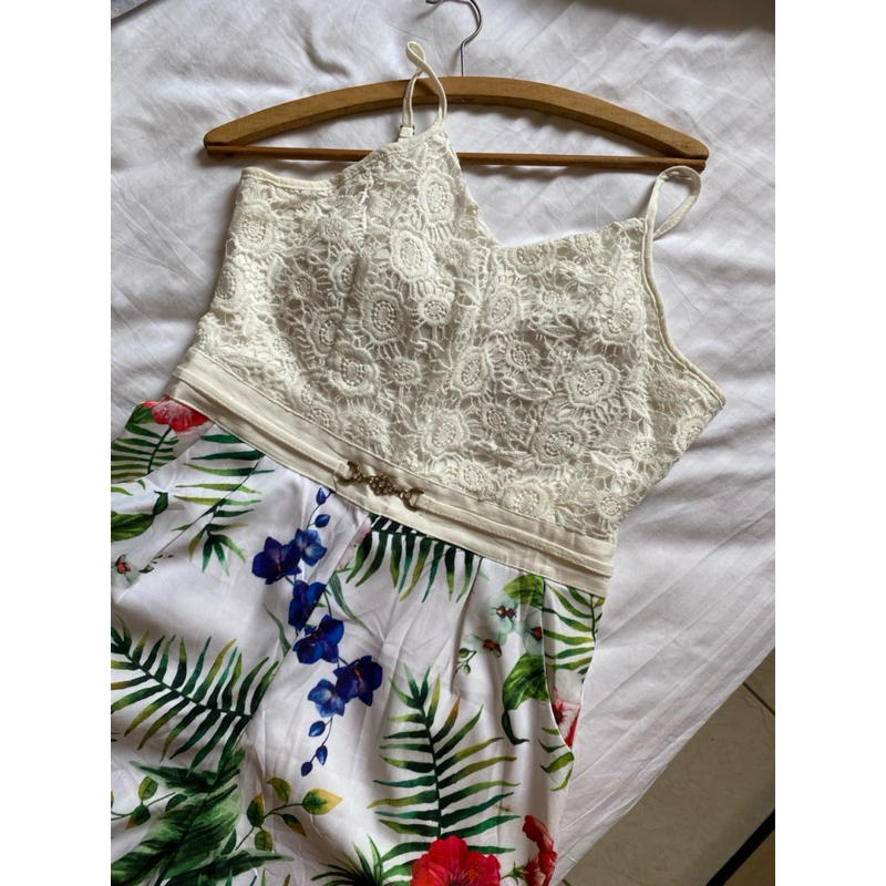 Macaquinho / Macacão branco com estampa flora / com bojo e forrado / NOVO - DESAPEGOS RV