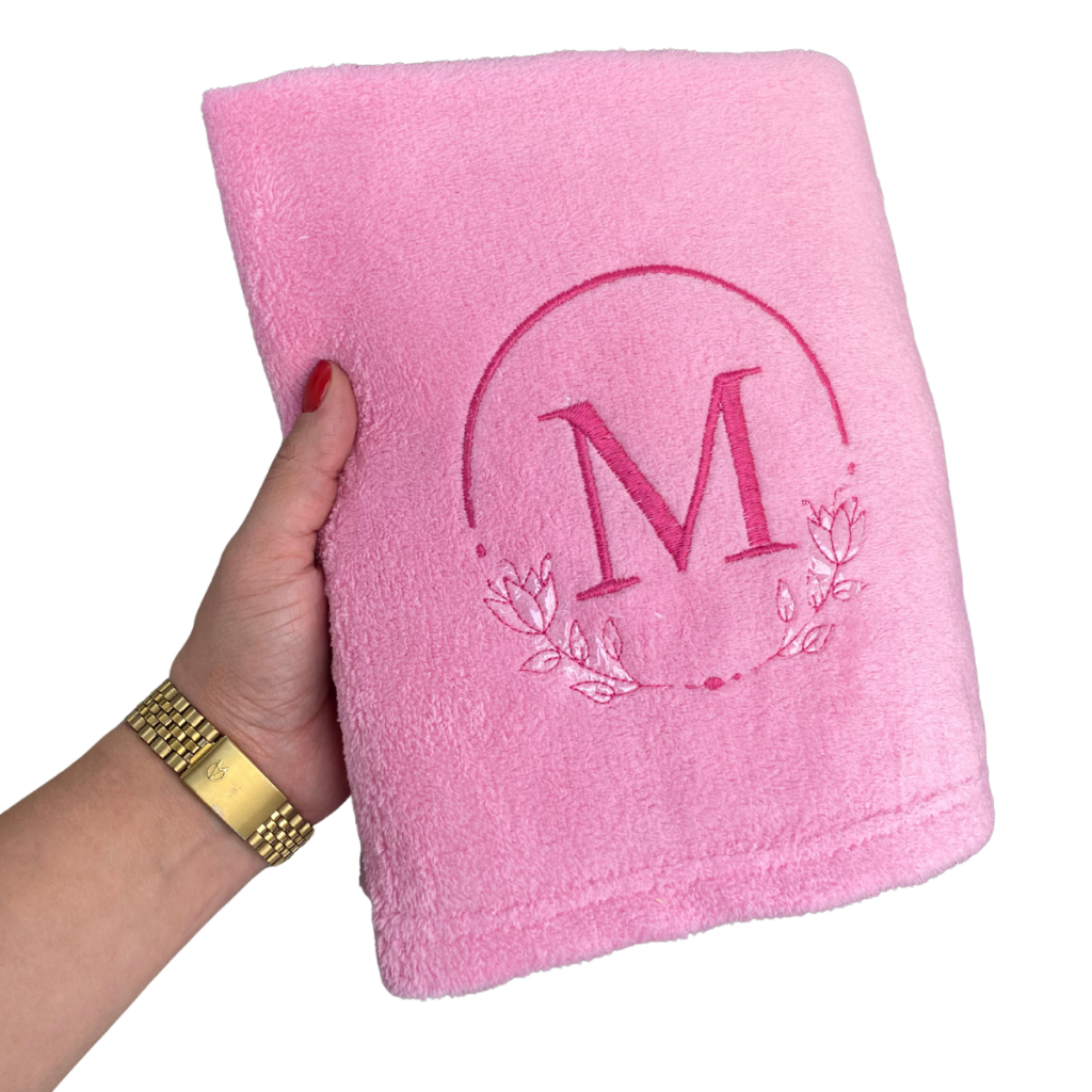 Manta Cobertor Bebê RN Microfibra Macia Personalizada Com Letra Bordado Menino Menina em Oferta na Shopee