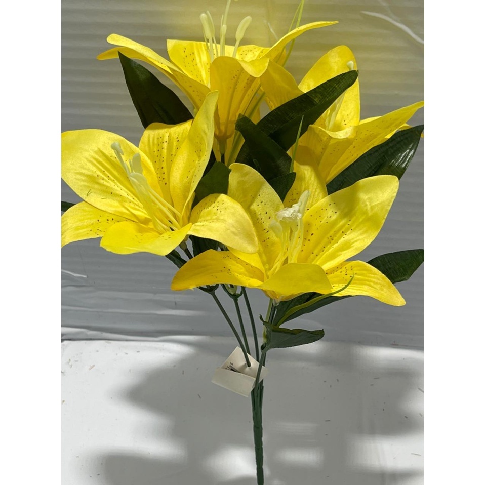 Lírio (1 galho com 5 Lírios) em Oferta na Shopee