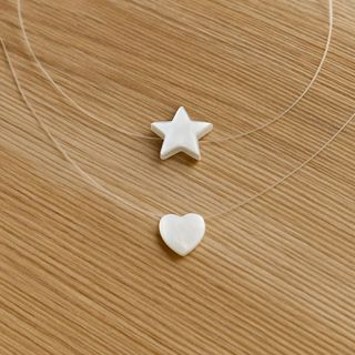 Colar Fio de Nylon com Pingente Coração ou Estrela – 45cm Fecho Aço Inox Resina Perolada em Oferta na Shopee