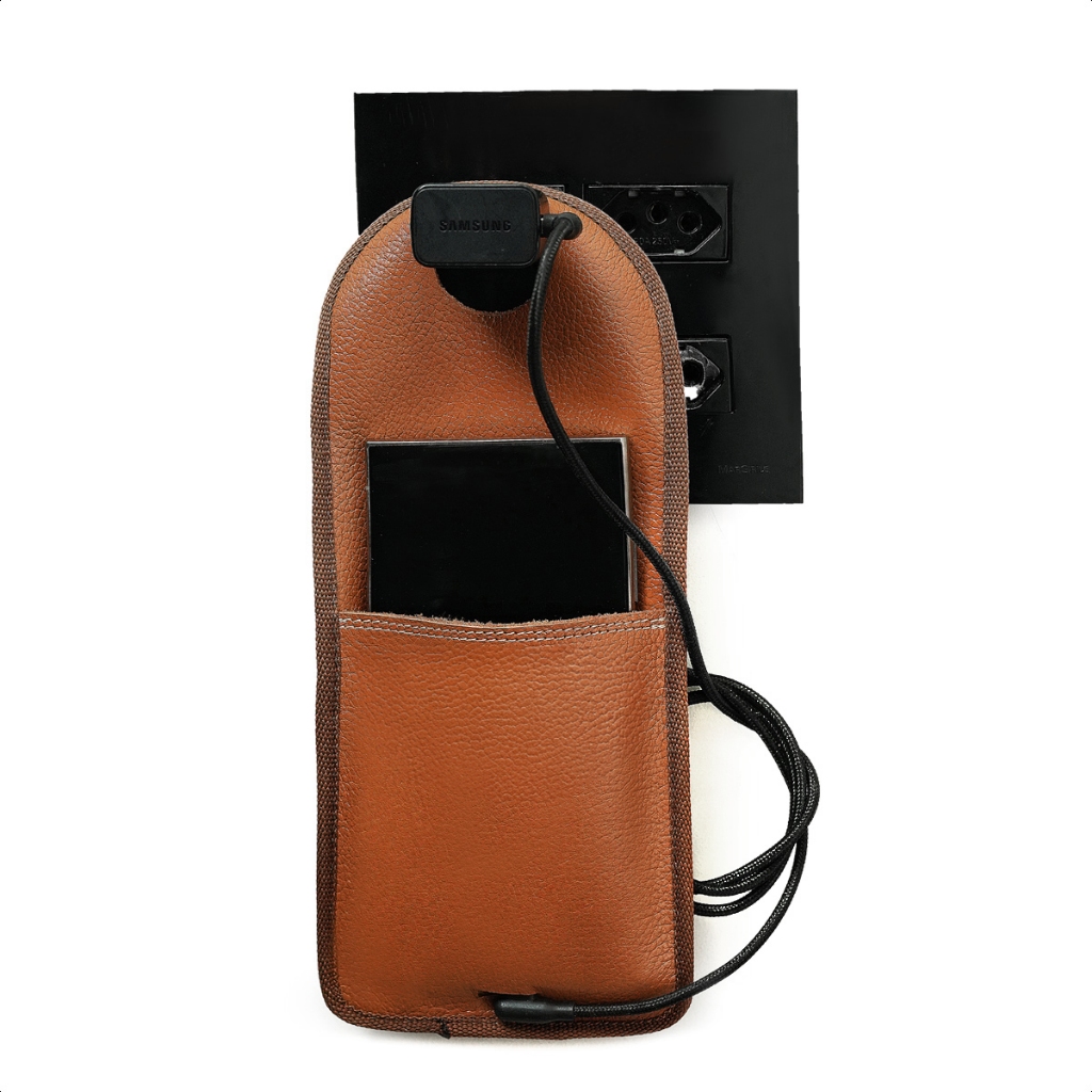 Suporte de Carregamento para Celular Tomada em Couro com Logo – Design Moderno, Seguro, Porta Celular Parede Smartphone