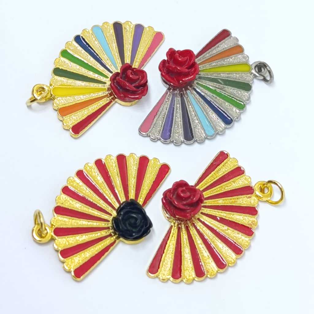 PINGENTE DE LEQUE CIGANA RESINADO COM ROSA (M19)