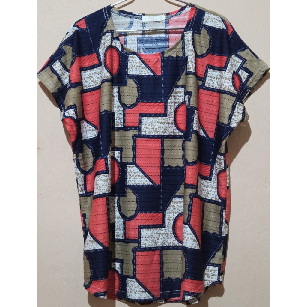 [IMPORTADA] [PLUS SIZE] Blusa com estampa geométrica tricolor Nina Luana, tamanho 48
