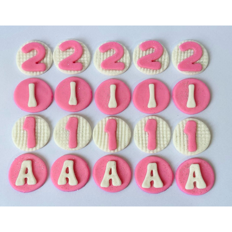 Kit 20 Apliques Letras e Números, Para trufas, Docinhos, Donuts e etc, Pasta Americana 3cm.