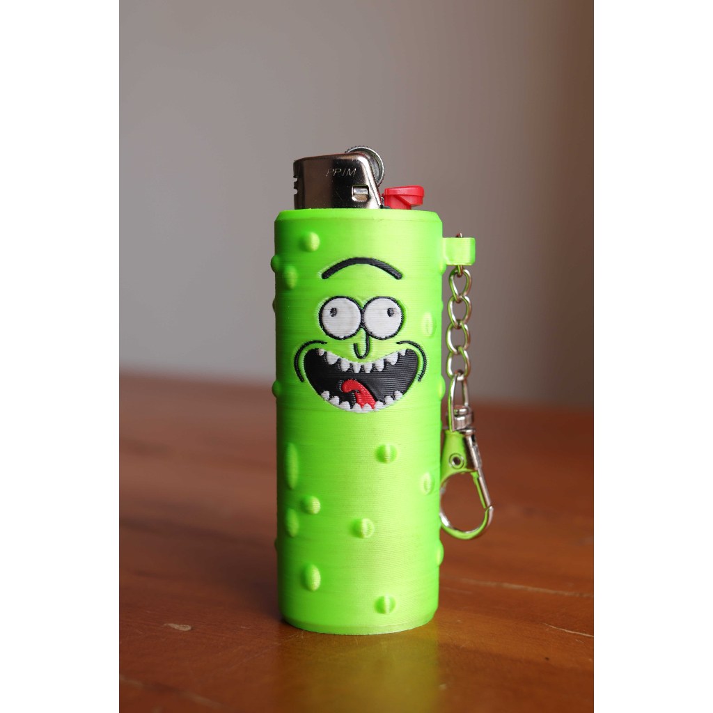 Capinha de Isqueiro Grande BIC – Pickle Rick Rick and Morty com Mosquetão Chaveiro Geek