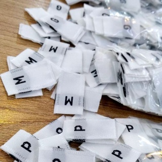 Kit 70 etiquetas de tamanho fundo branco de nylon (faixa) ou bordada (cortada) manequim tamanhos P, M, G em Oferta na Shopee