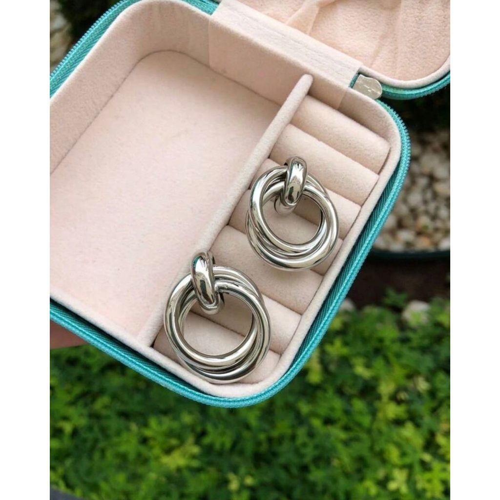 Brinco Redondo Trançado Prata Feminino – Elegante e Atemporal