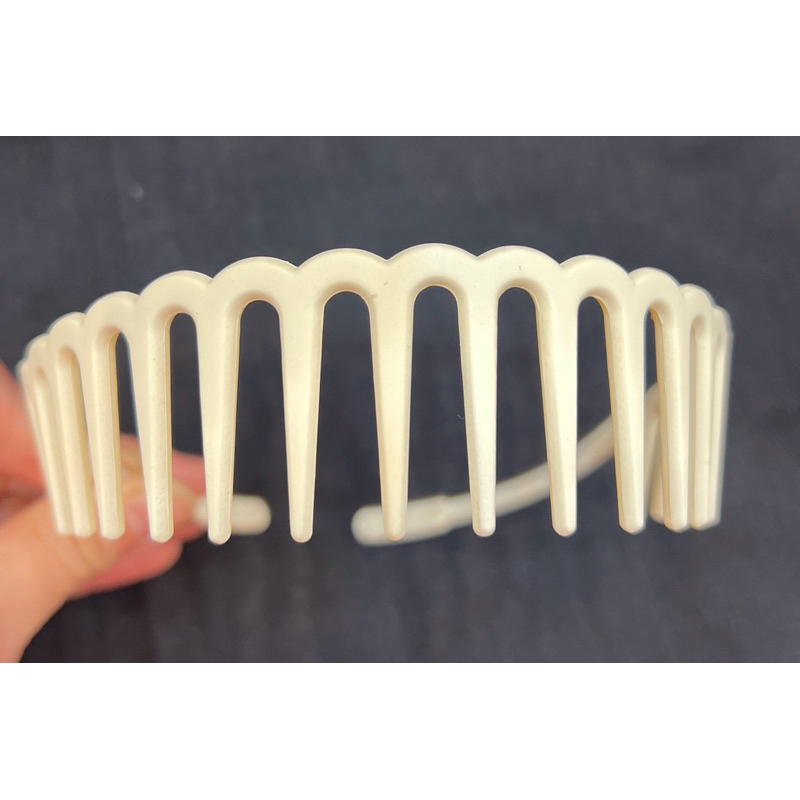 ✨ Tiara pente prática – estilo e firmeza para seus penteados do dia a dia! ✨ em Oferta na Shopee