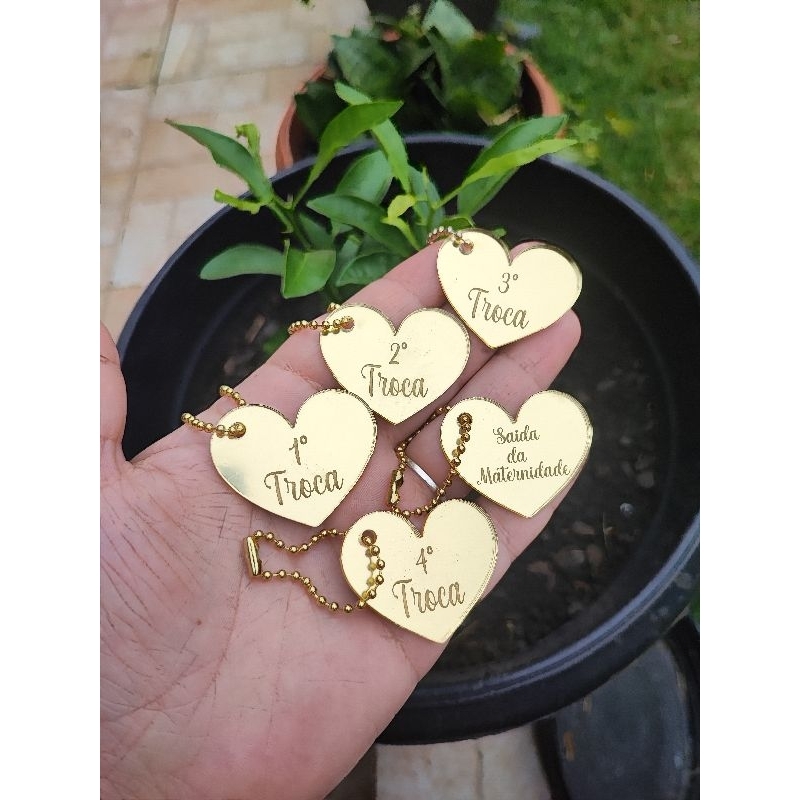 kit tag decorativa  ,etiqueta, troca e saída maternidade formato coração 4cm acrílico espelhado acompanha correntinha