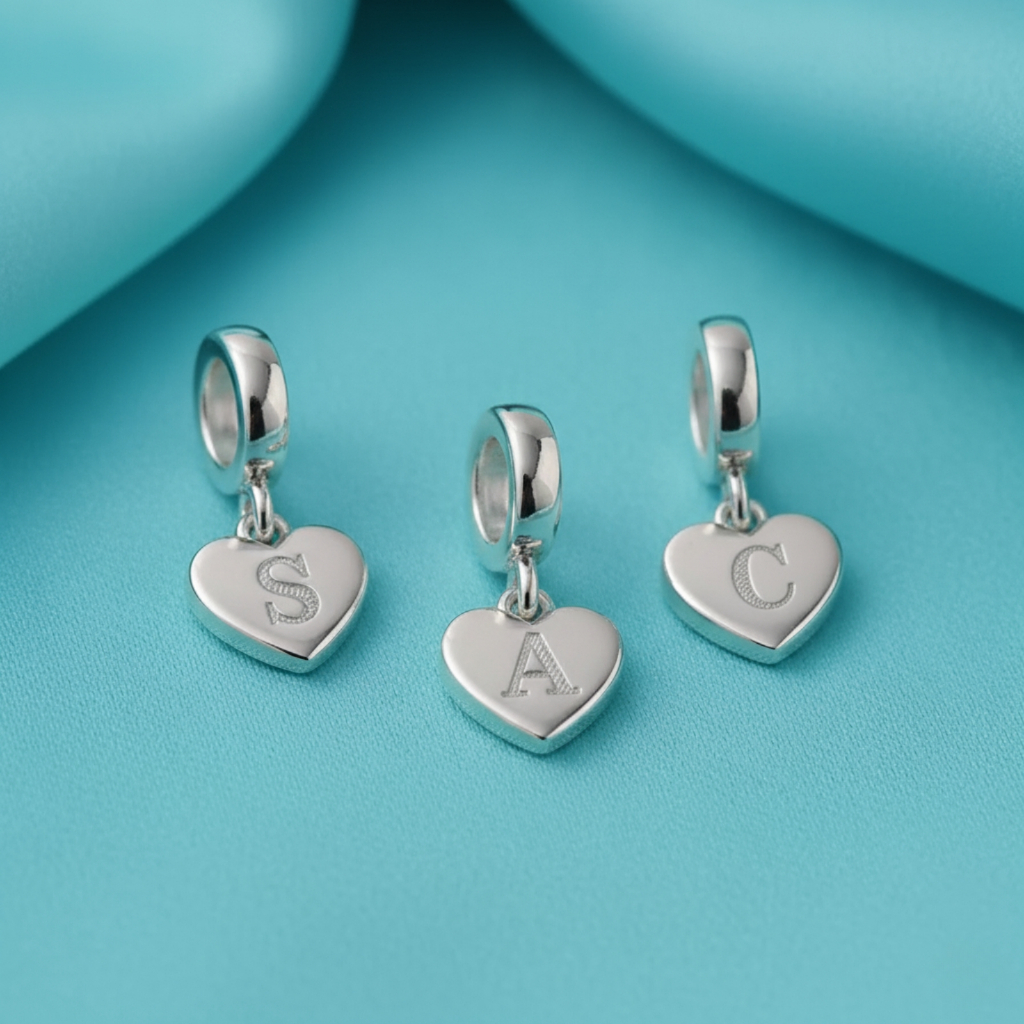 [ SEMI JOIA ] Berloque Pingente Para Pulseiras Inicial Letra Coração Banhado Prata 925 em Oferta na Shopee