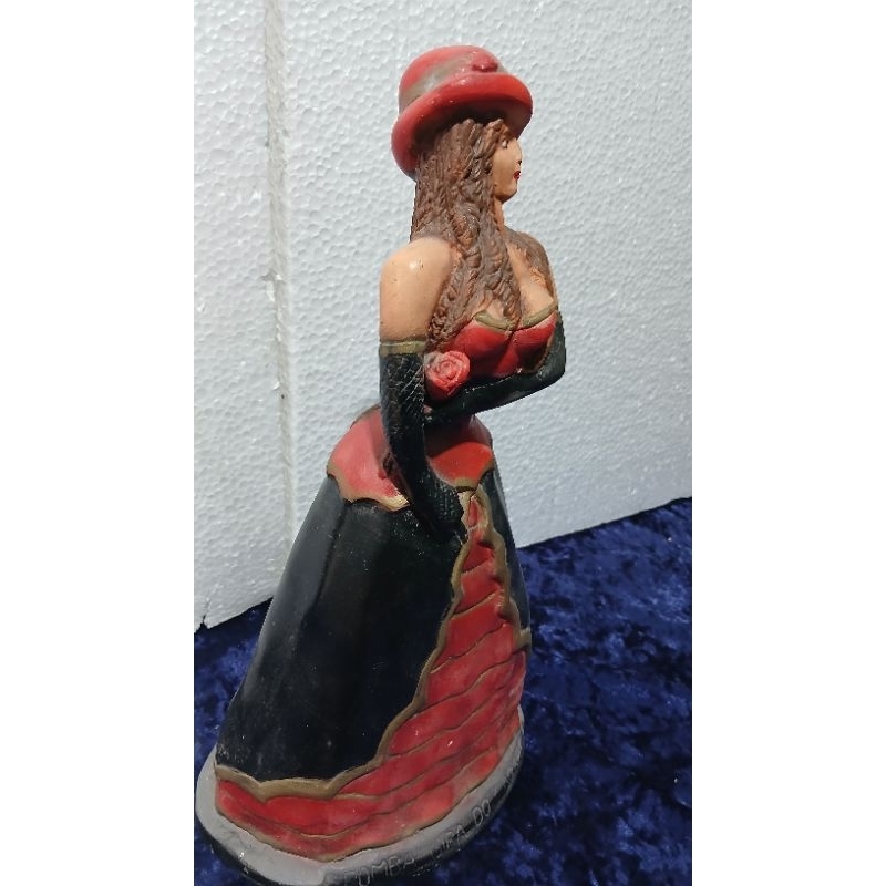 imagem da pomba gira rainha do cabaré