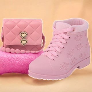 "Conjunto Infantil Feminino | Bota + Bolsinha Coração | Material Confortável e Impermeável – Maria"