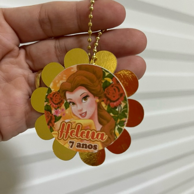 TAG APLIQUE Bela e a fera com efeito 3d e correntinha níquel- PRODUZIMOS TODOS OS TEMAS
