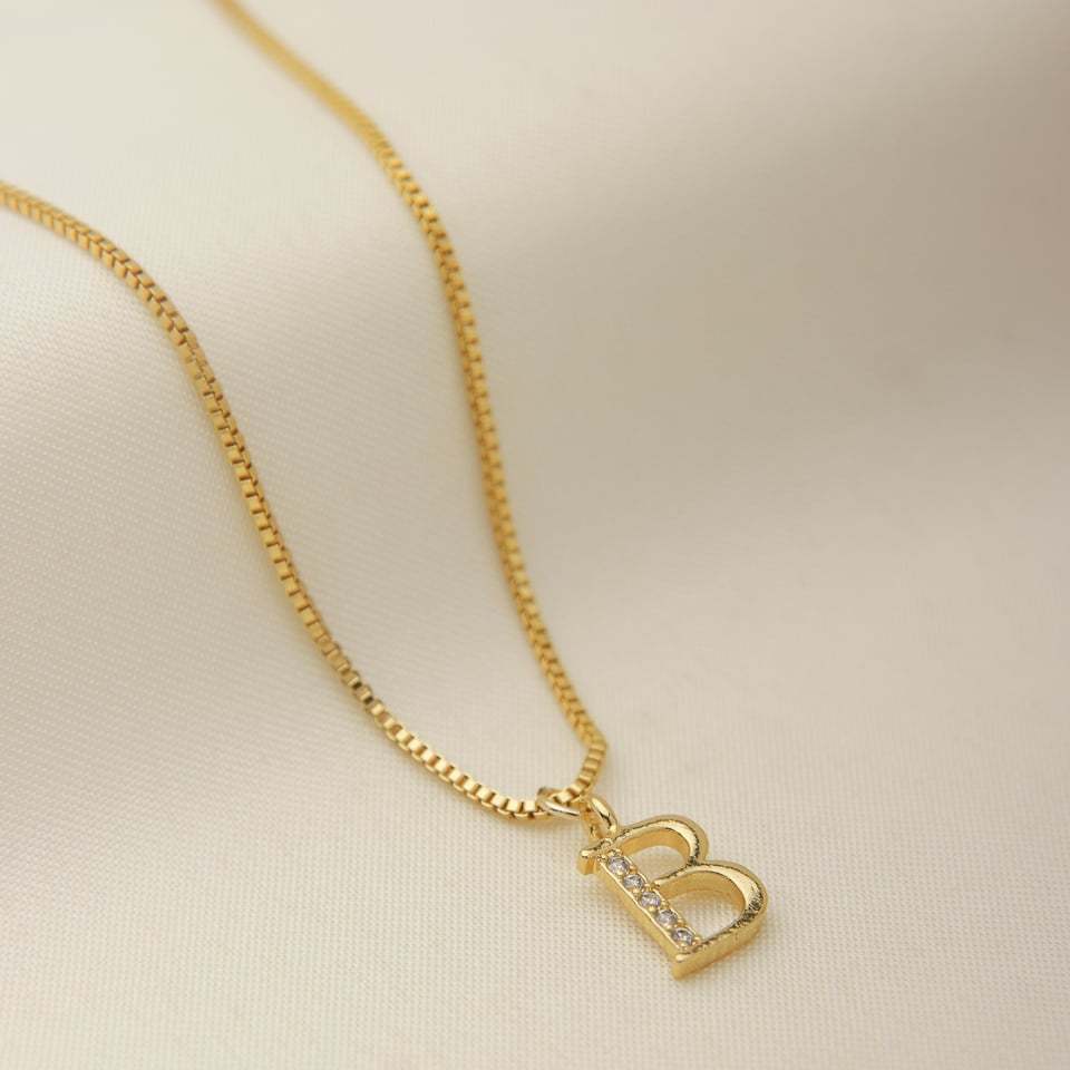 Colar Dourado Feminino com Pingente de Letra Personalizada Elegante com Garantia Folheado a Ouro 18k