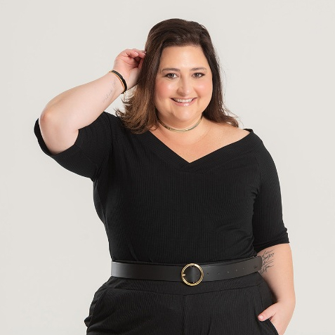 Blusa Feminina Plus Size com Decote Princesa e Manga Raglan em Ribana Canelada Ajustada Confortável