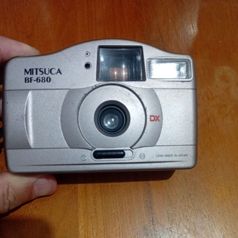 Antiga câmera fotográfica analógica leia a descrição