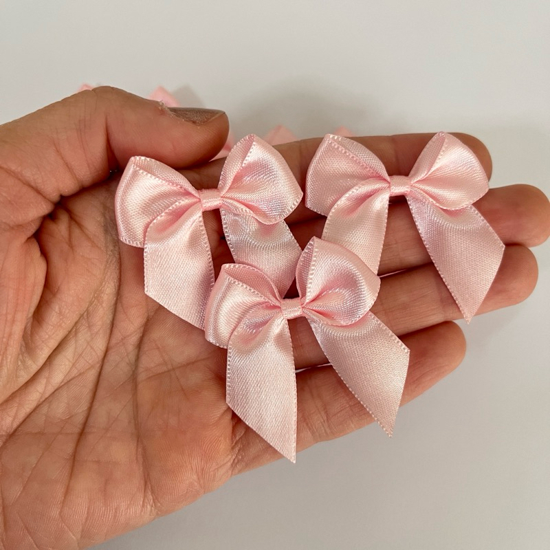 Laço Lacinho de cetim N °-3 - 4 x 4 cm - 50 unds - decoração de caixinha milk, artesanato, festas, lingerie e roupas em Oferta na Shopee