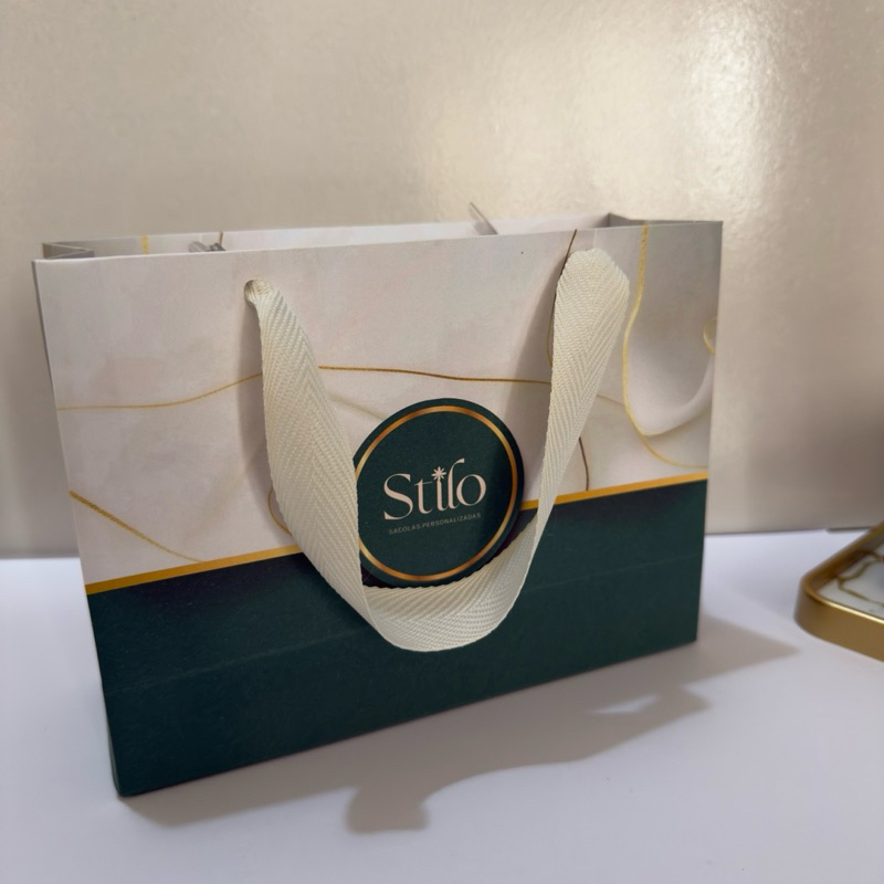 kit 50 sacolas de papel tam 20x15x7 papel offset 180 G em Oferta na Shopee