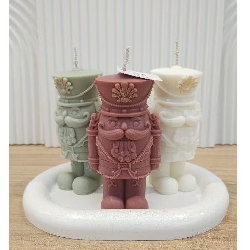 Kit decoração natal 4 itens: Bandeja + trio de bonecos de chumbo cores variadas / natal / decoração fim de ano / boho