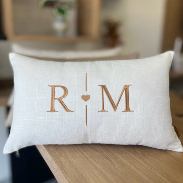 Almofada Baguete Bordada Inicial Casal Coração Monograma Personalizado Decoração Cama Posta