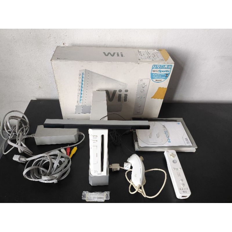 Nintendo Wii funcionando perfeitamente sem detalhes possui marcas de uso acessórios originais pendrive com 64 gb e jogos