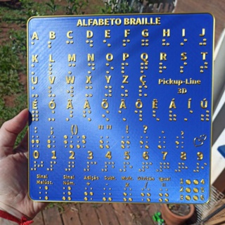 Placa com alfabeto braille, acentos, números e sinais em relevo. Impressão 3D, impermeável, durável. em Oferta na Shopee