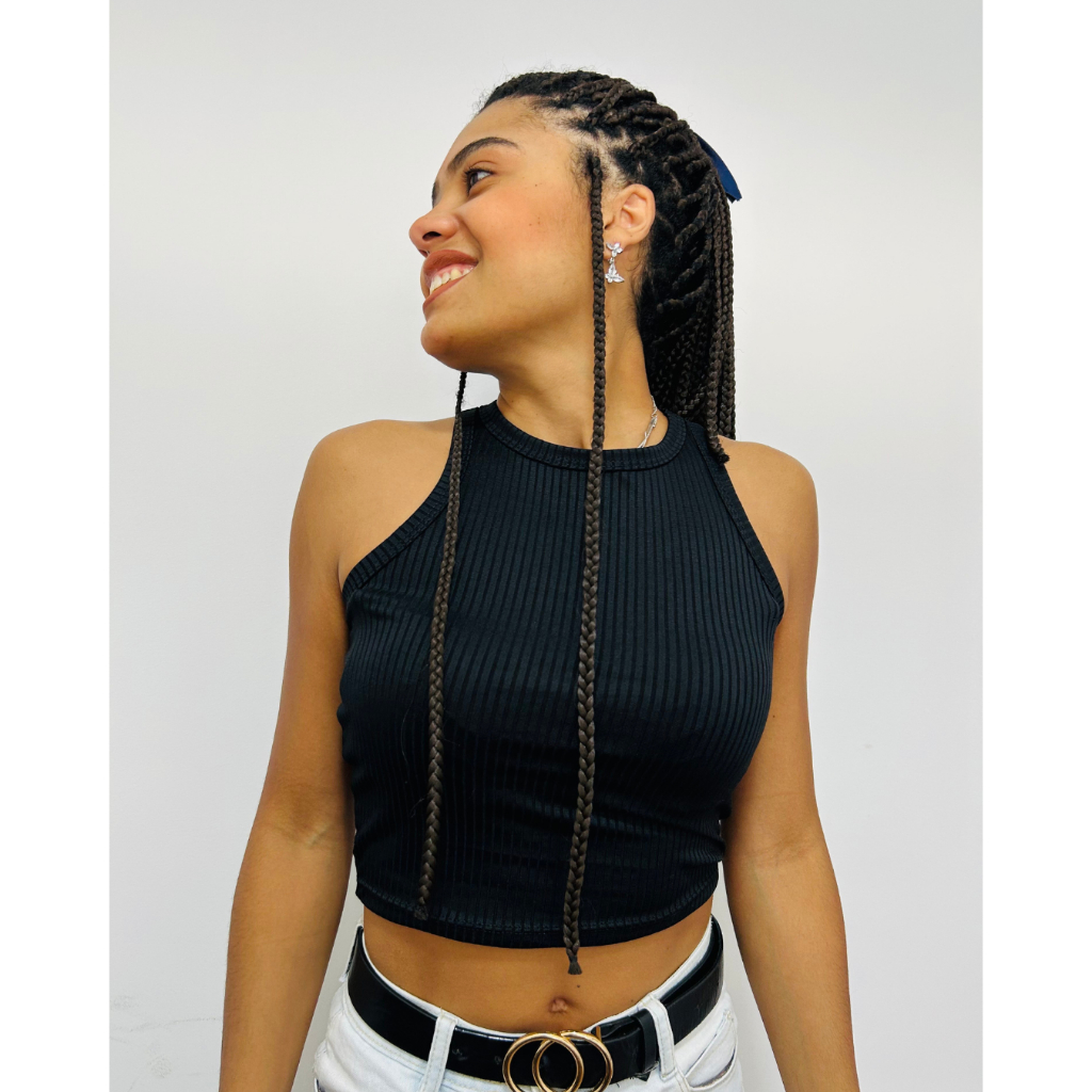 “Top Cropped Preto Canelado Alças Largas – Básico Elegante”