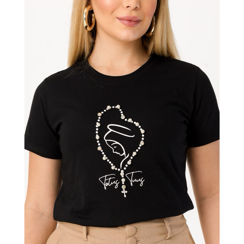 T-SHIRT ROSARIO NOSSA SENHORA TOTUS TUUS APLICACAO PEROLAS COM PONTO DE LUZ