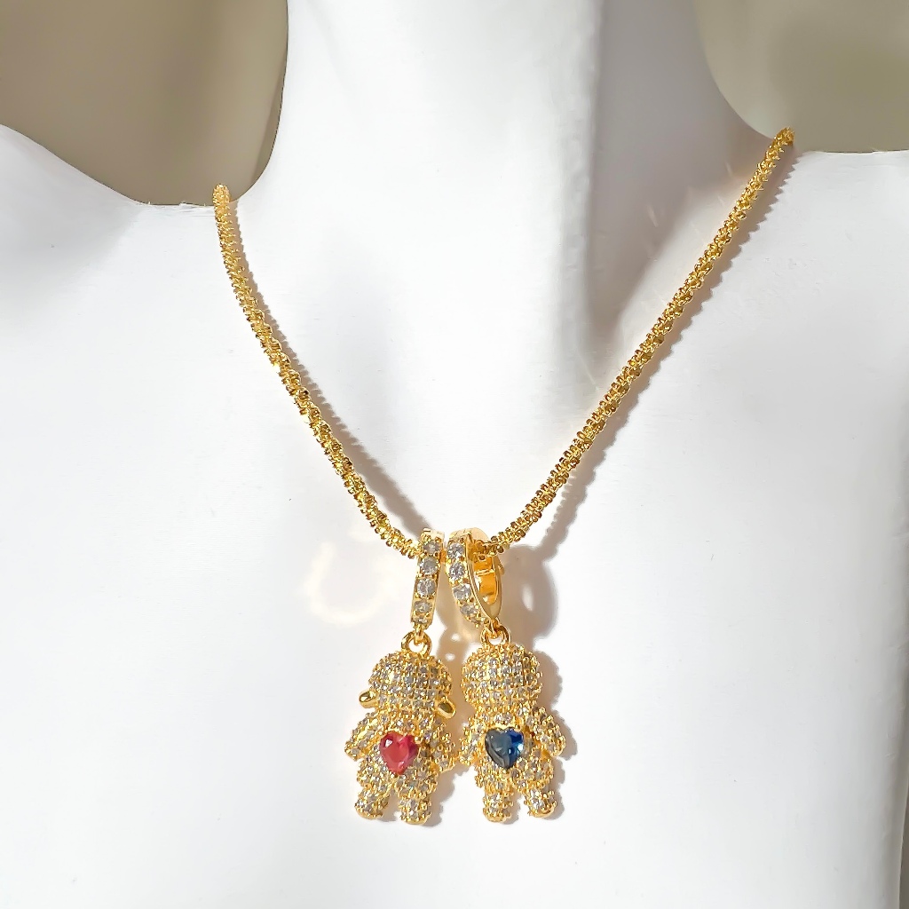 Colar semi-joia dourado com pingentes de menino e menina com coração  Amor de Ouro