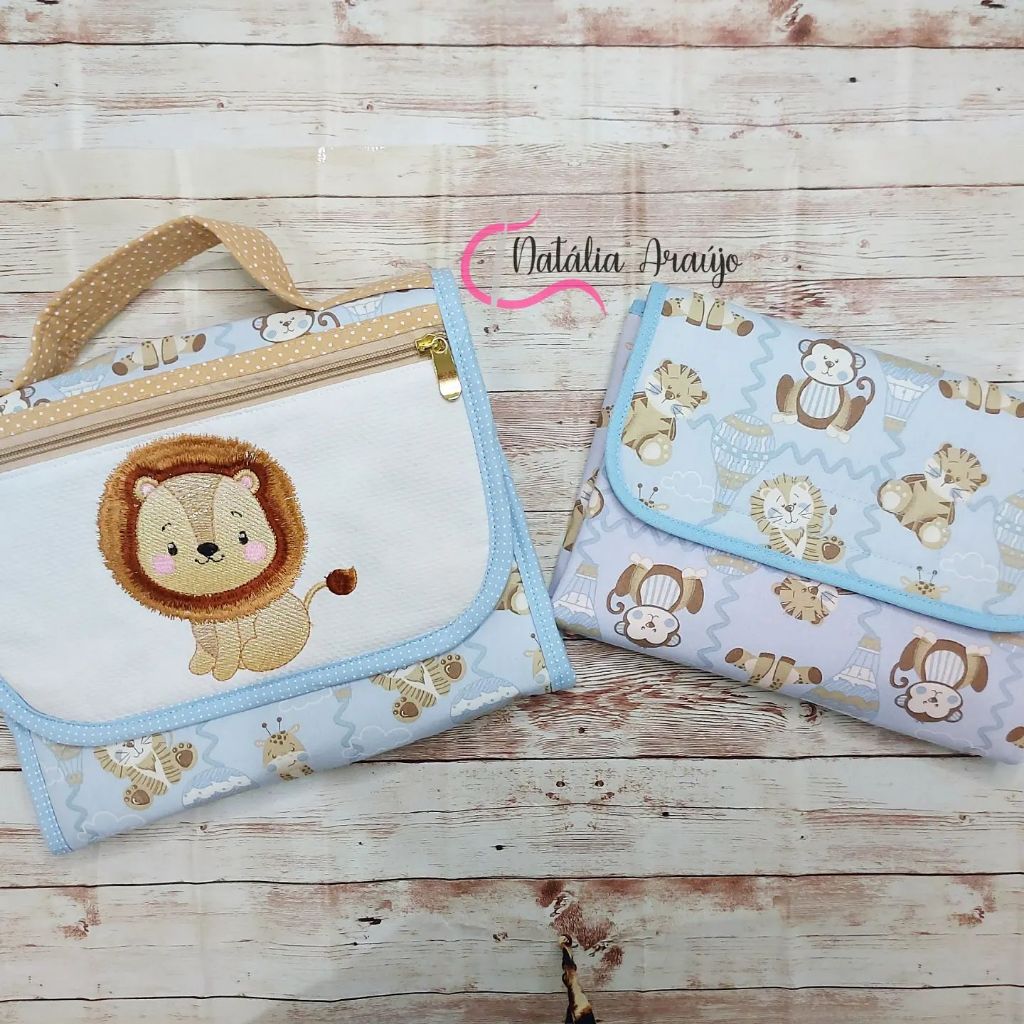 Necessárie Porta Fraldas e kit Higiene para Bebê Safari Azul Com Trocador Portátil