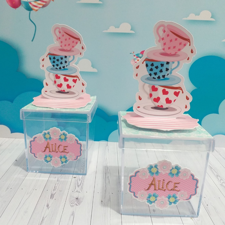 Caixinha Acrílica 5cm com Aplique 3D – Festa Alice no País das Maravilhas | Lembrancinha Personalizada | Qualquer Tema