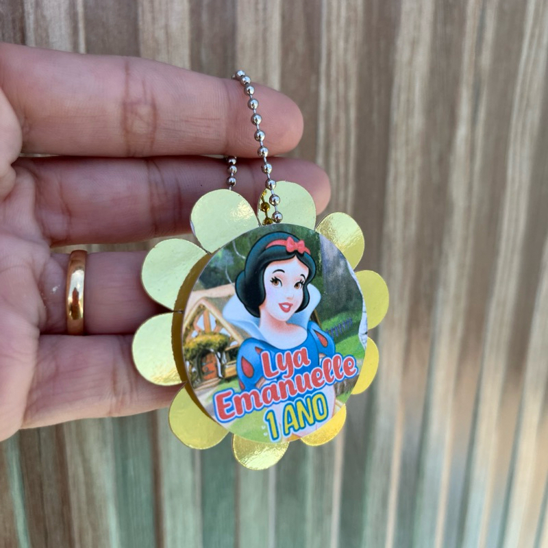 TAG APLIQUE com efeito 3d e correntinha BRANCA DE NEVE OU ESCOLHA SEU TEMA