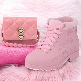 Conjunto Infantil Feminino: Bota + Bolsinha Coração | Confortável e Impermeável.