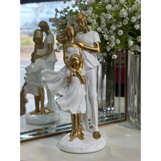 Estátua Escultura Família com Filha em Pé Decorativo Pai Mãe Garota | Presente Amor Decoração União em Oferta na Shopee