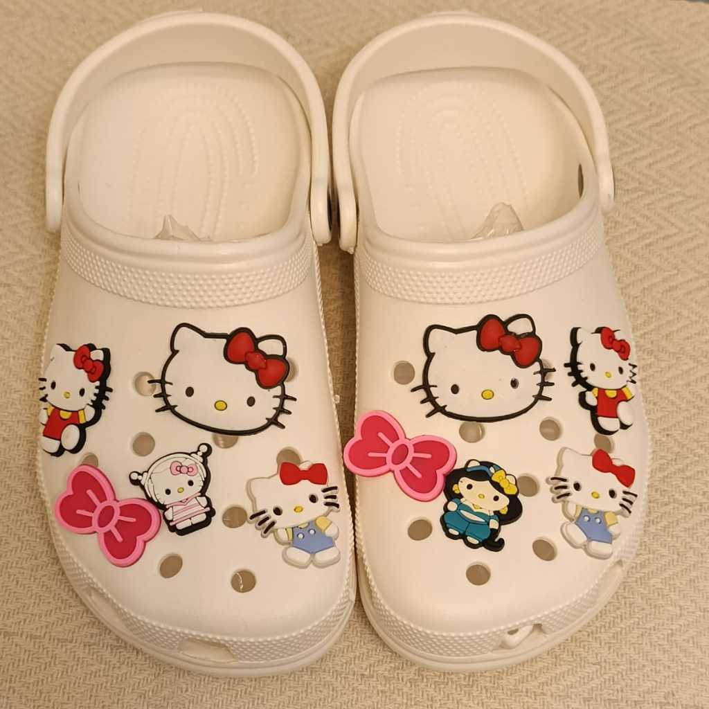 BABUCHE SOLADO RASTEIRO 10 Pins FOFO CONFORTÁVEL CHARMS SAPATO MULHERES MENINAS pingentUNISSEX HELLLO KIT COM ACESSÓRIOS em Oferta na Shopee