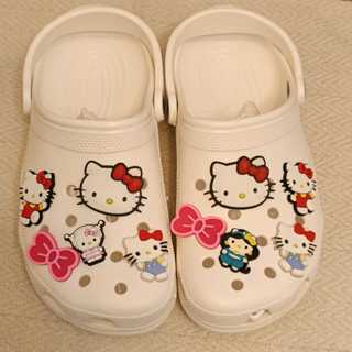 BABUCHE SOLADO RASTEIRO 10 Pins FOFO CONFORTÁVEL CHARMS SAPATO MULHERES MENINAS pingentUNISSEX HELLLO KIT COM ACESSÓRIOS em Oferta na Shopee