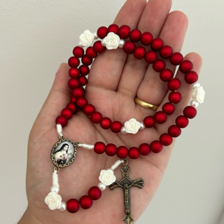 Terço de Santa Terezinha vermelho rosas em Oferta na Shopee