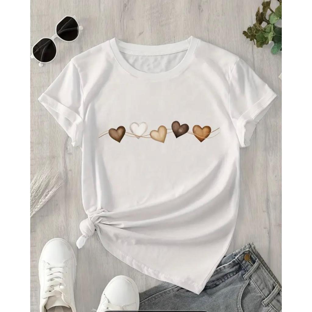 Camiseta Feminina Despojada Estilosa Estampada Corações com Linhas
