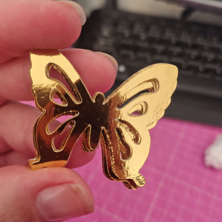 🦋 Borboleta em Lamicote Dourado 4cm – Aplique Decorativo para Topo de Bolo, Lembrancinhas e Artesanato