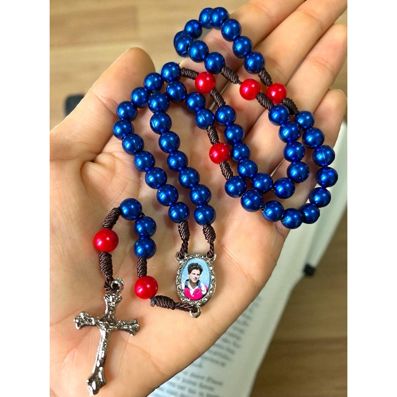 Terço Católico Carlo Acutis perolado medalha resinada em Oferta na Shopee