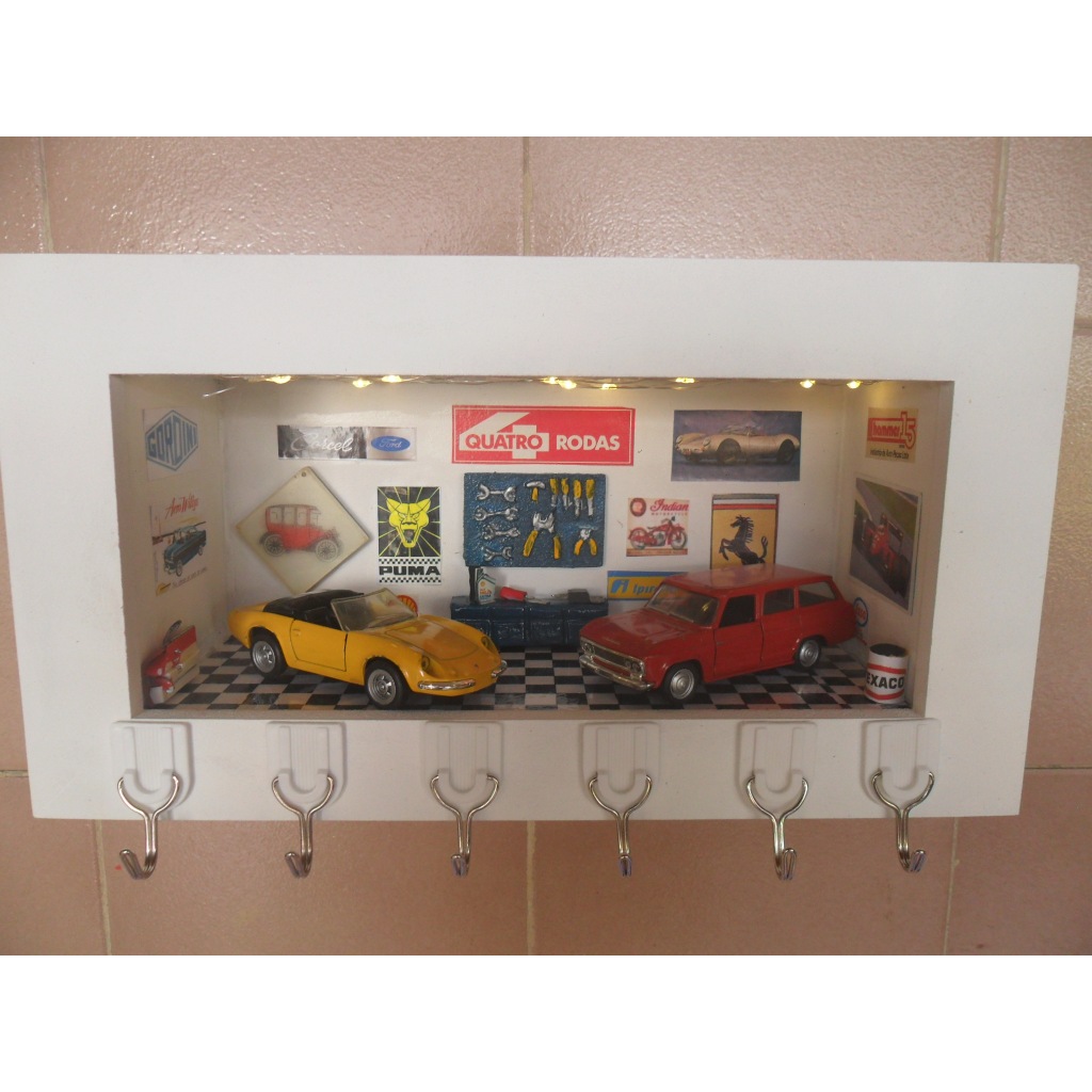 Porta chaves - Chaveiro c/2 miniaturas de carros nacionais avariados - Quadro diorama/maquete oficina Puma Veraneio jeep